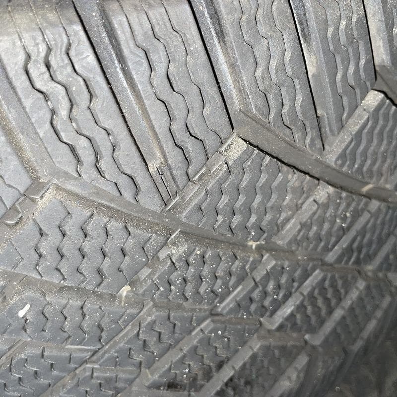 コンチネタル　18インチ　スタッドレスタイヤ　冬タイヤ　225/45R18
