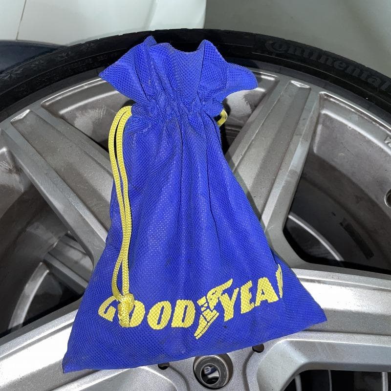 コンチネタル　18インチ　スタッドレスタイヤ　冬タイヤ　225/45R18