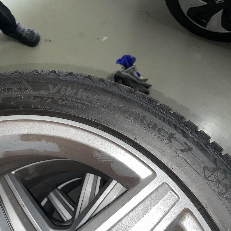 コンチネタル　18インチ　スタッドレスタイヤ　冬タイヤ　225/45R18