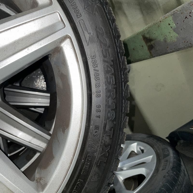 コンチネタル　18インチ　スタッドレスタイヤ　冬タイヤ　225/45R18