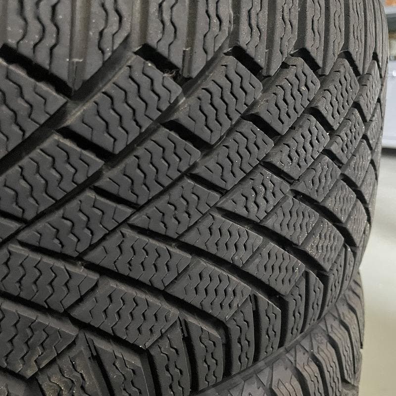 コンチネタル　18インチ　スタッドレスタイヤ　冬タイヤ　225/45R18