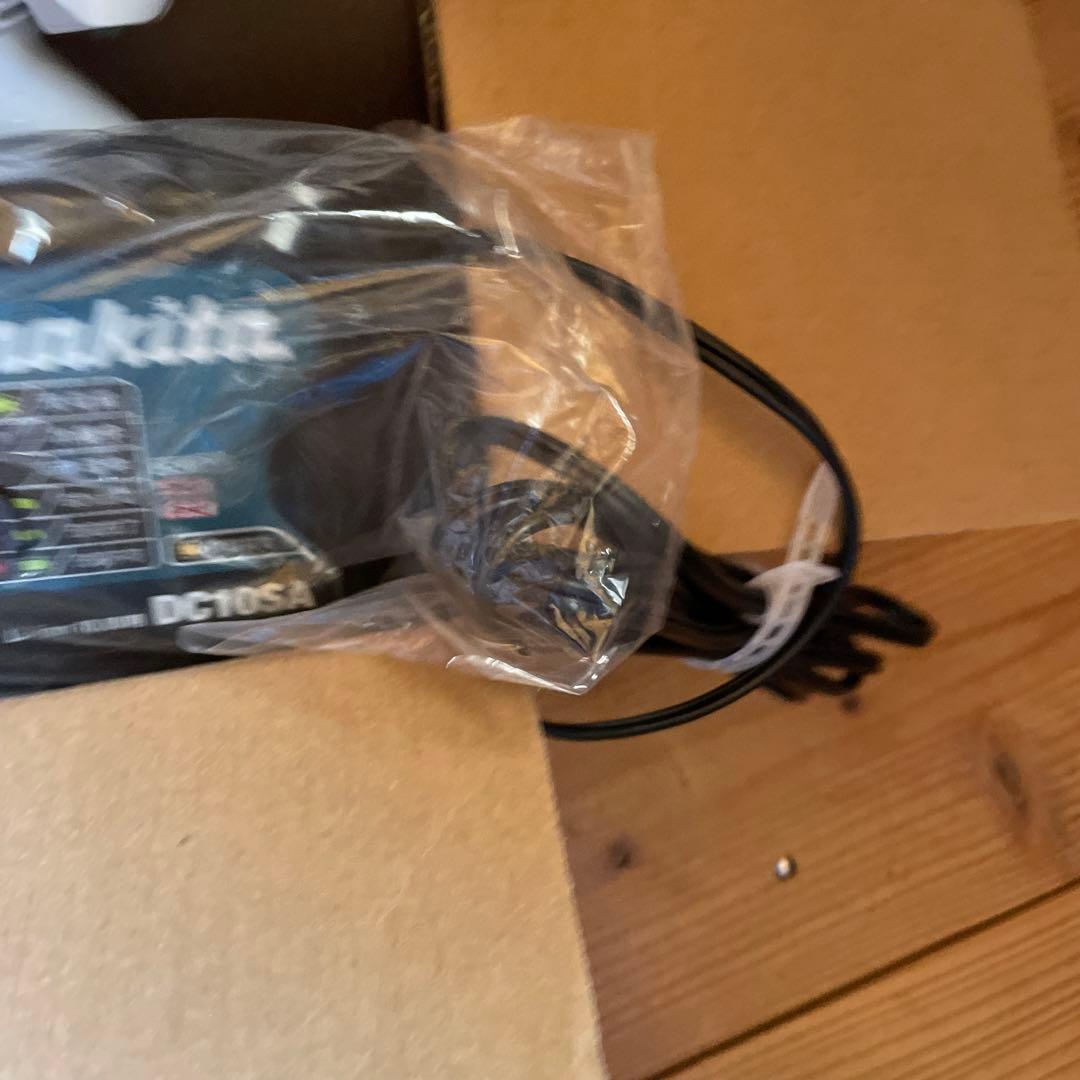 マキタ CL107FD SHW充電式クリーナー 掃除機とても美品です