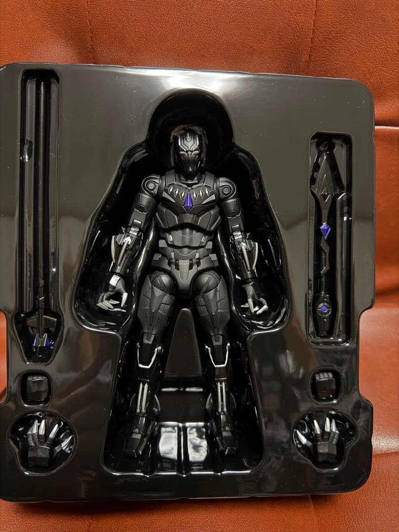 ファイティングアーマー　ブラックパンサー　千値練