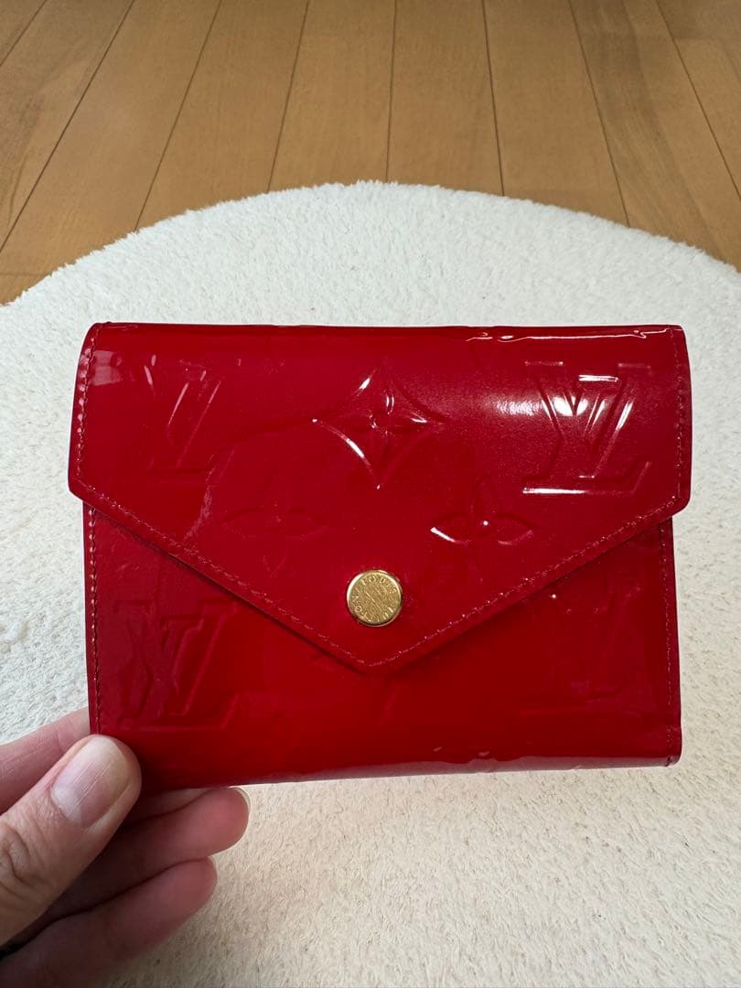 LOUIS VUITTON エナメル 二つ折り財布 レッド