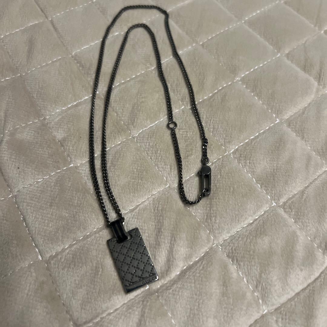 GUCCIシルバー プレート型ネックレス