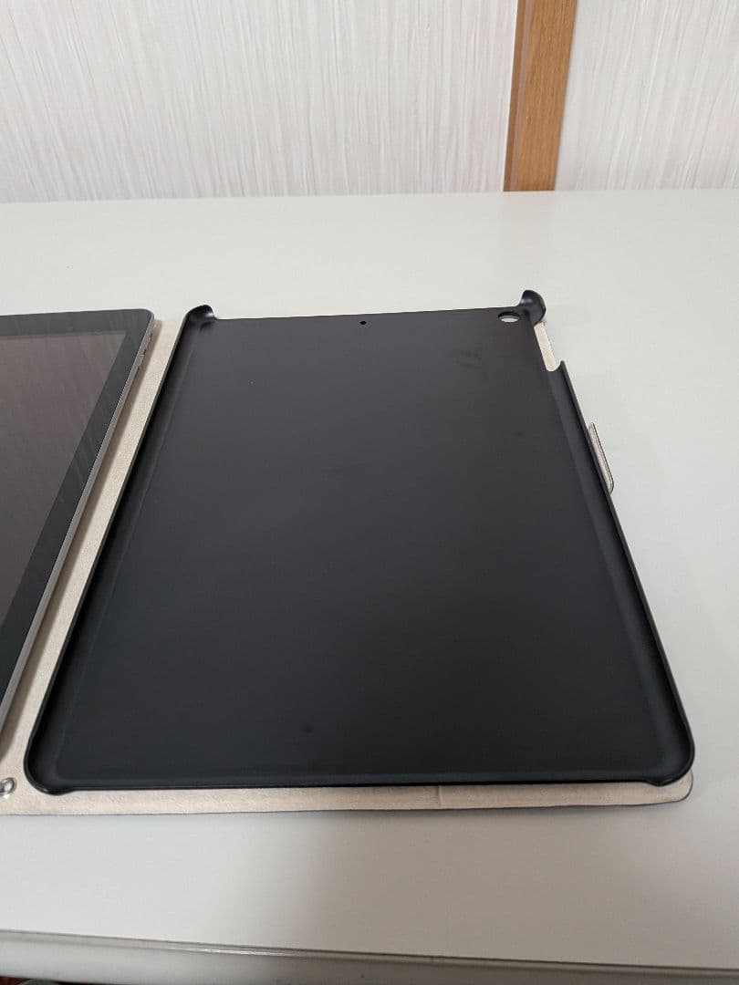 iPad 6世代 32GB Wi-Fi スペースグレイ ケース・充電ケーブル付