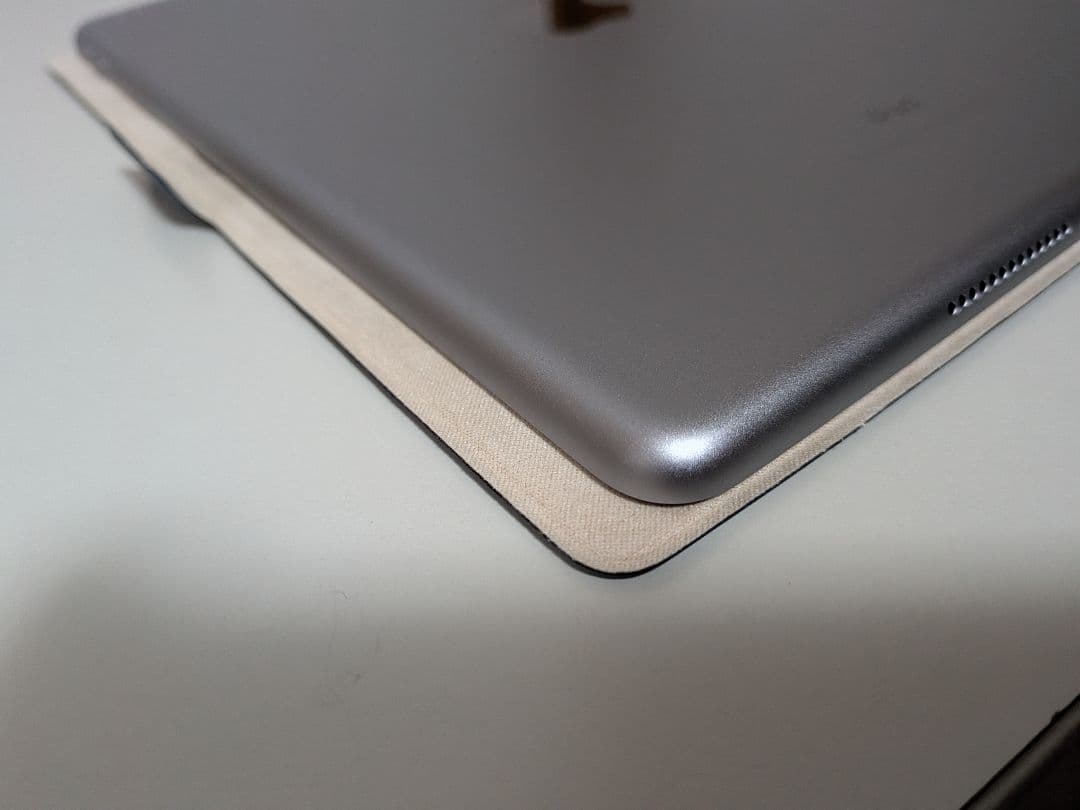 iPad 6世代 32GB Wi-Fi スペースグレイ ケース・充電ケーブル付