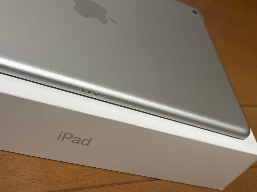 ♡*♡様 【極美品】iPad 第7世代 Wi-Fi 32GB [シルバー］液晶傷