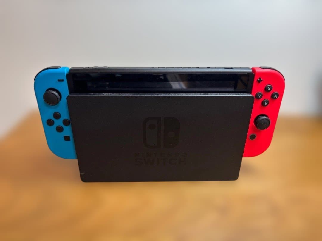 Nintendo Switch本体　青赤美品　Joy-Conドック充電器　使用少