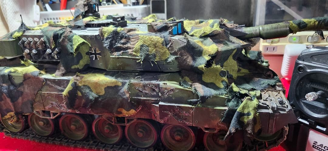 ヘンロン　レオパルド 1/16スケール 本体とリモコン付き
