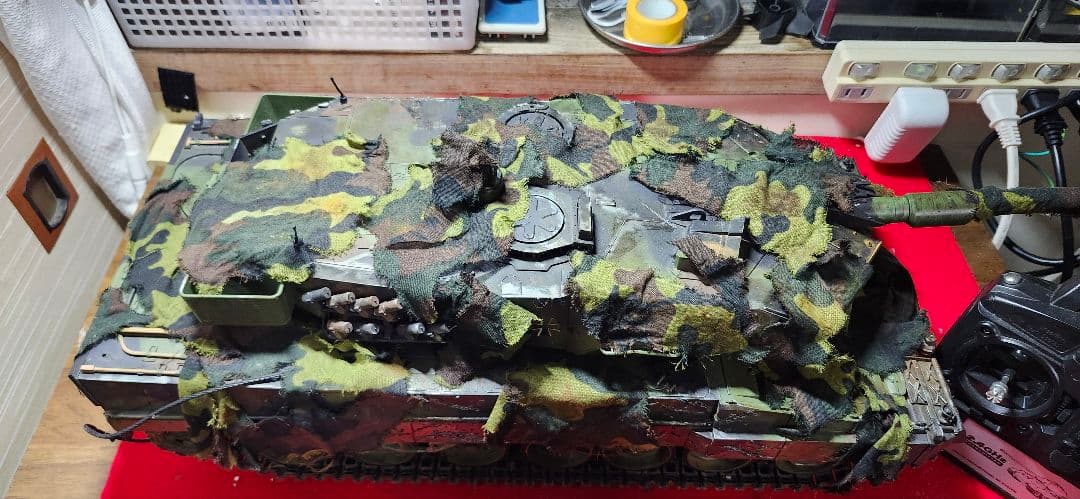 ヘンロン　レオパルド 1/16スケール 本体とリモコン付き