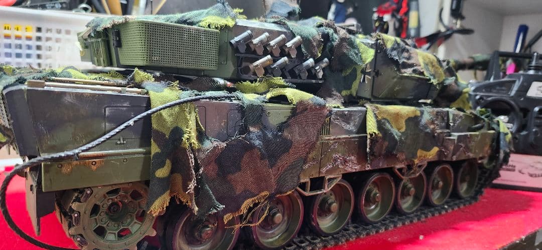 ヘンロン　レオパルド 1/16スケール 本体とリモコン付き