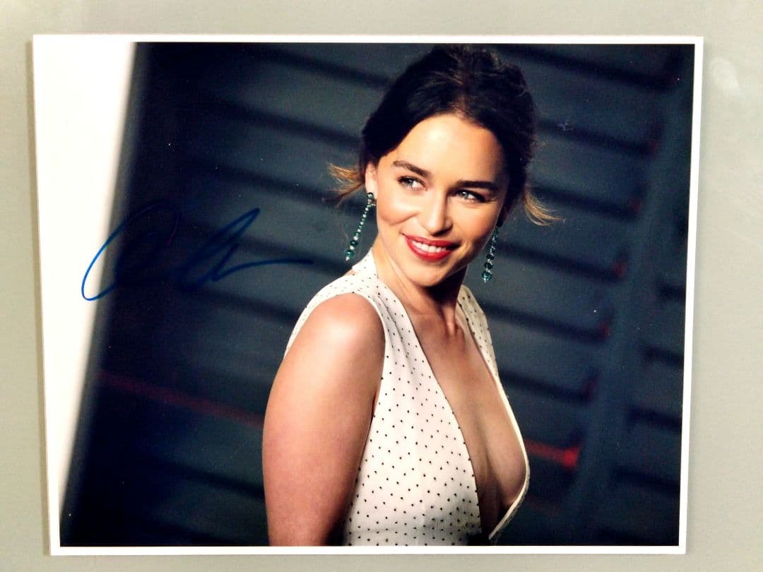 エミリア・クラーク直筆サイン入り写真 …Emilia Clarke