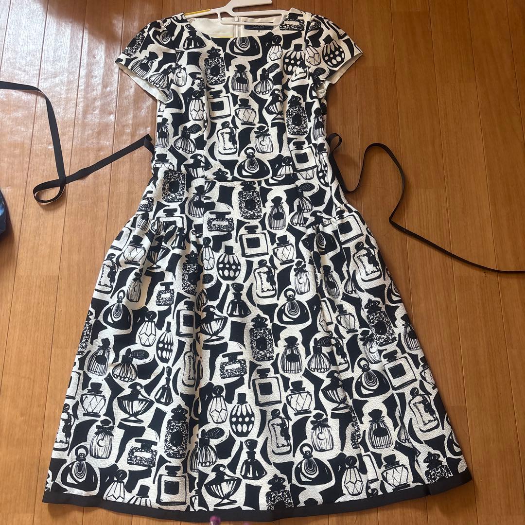 専用。M'S GRACY 香水瓶柄半袖ひざ丈ワンピース 42。新品同様。