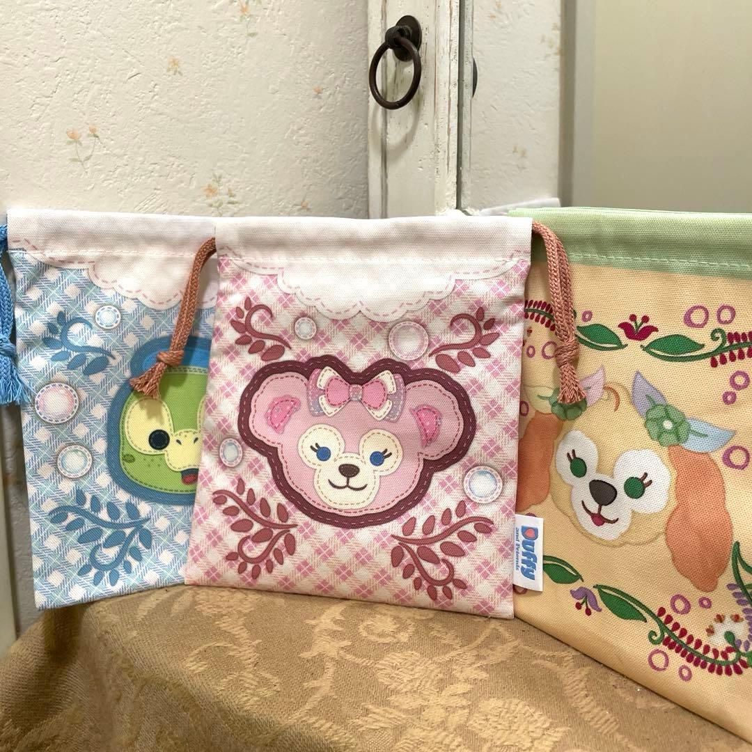 ディズニー　ダッフィー２０周年きんちゃく５枚　➕リーナベルぬいぐるみバッジ計６点