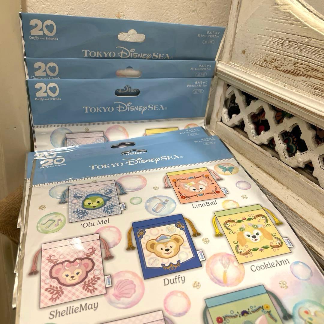 ディズニー　ダッフィー２０周年きんちゃく５枚　➕リーナベルぬいぐるみバッジ計６点