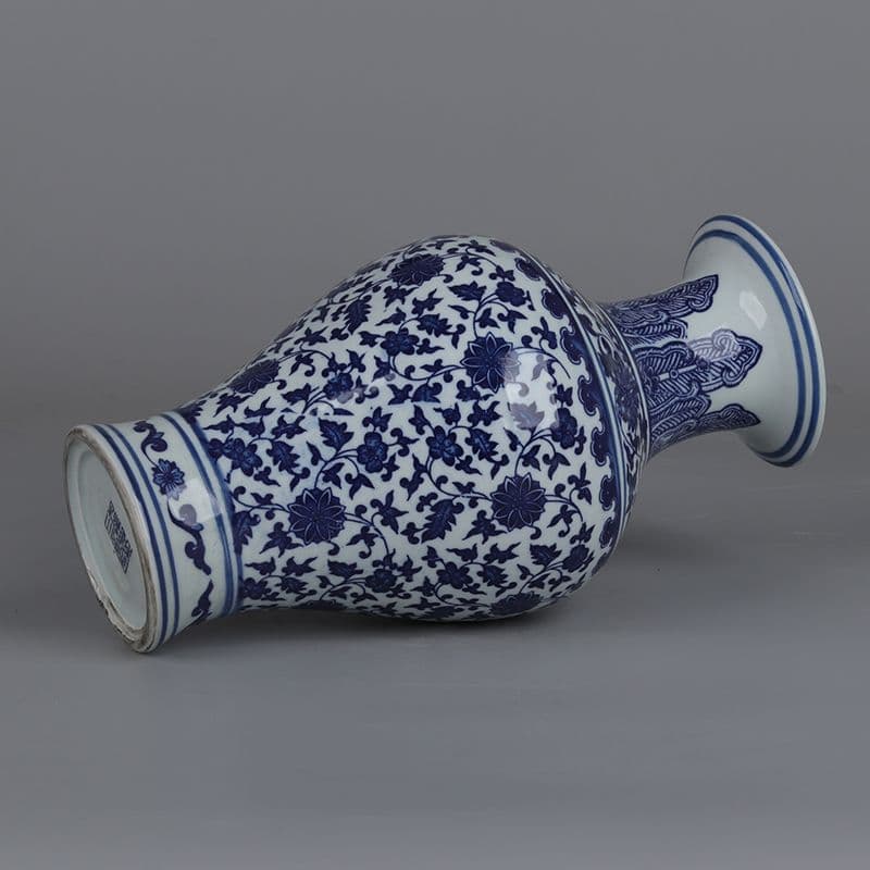 青花纏枝蓮紋魚尾瓶 景徳鎮 陶磁器 装飾品 現代工芸品 美術品 置物