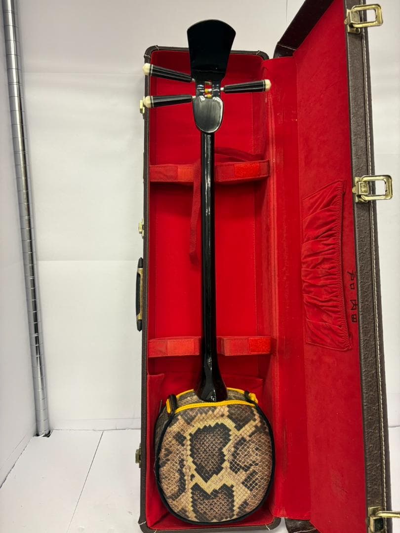 a*n様 【中古】三線 本体 ヘビ柄 赤いケース付き 型不明