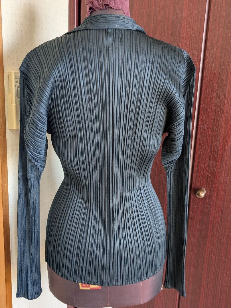 桃子　イッセイミヤケ PLEATS PLEASE 黒　テーラードジャケット