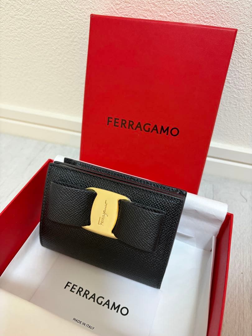 フェラガモ　ヴァラ 二つ折り財布　FERRAGAMO 黒