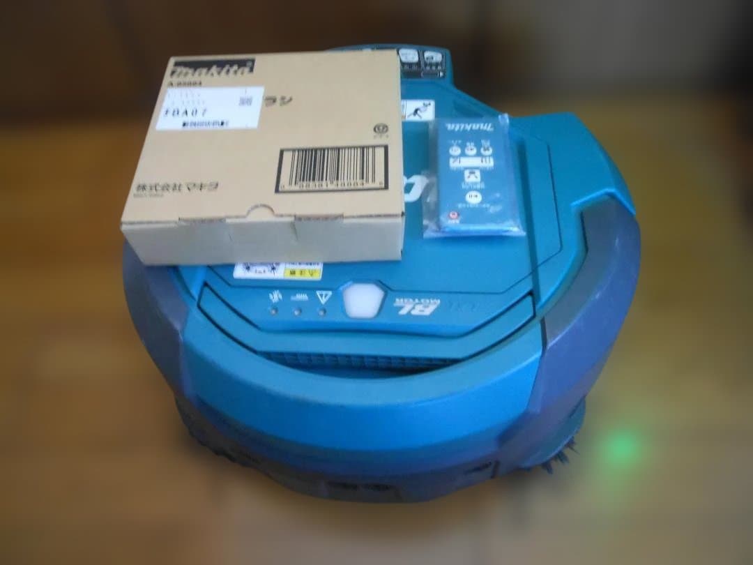 Makita マキタロボット掃除機 RC200D・リモコン、ソフト替えブラシ付