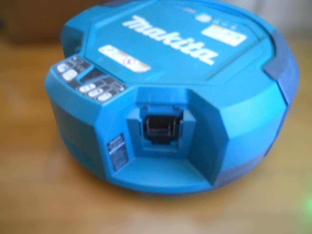 Makita マキタロボット掃除機 RC200D・リモコン、ソフト替えブラシ付
