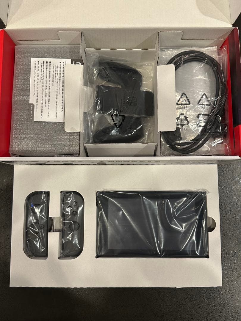 Nintendo Switch 本体　(画面保護シール付き)
