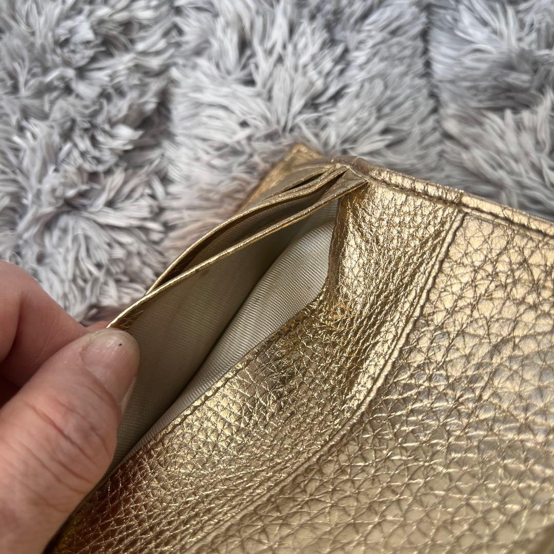 PRADA✨レザー　ゴールドプレート　メタルロゴ折り財布　ゴールド
