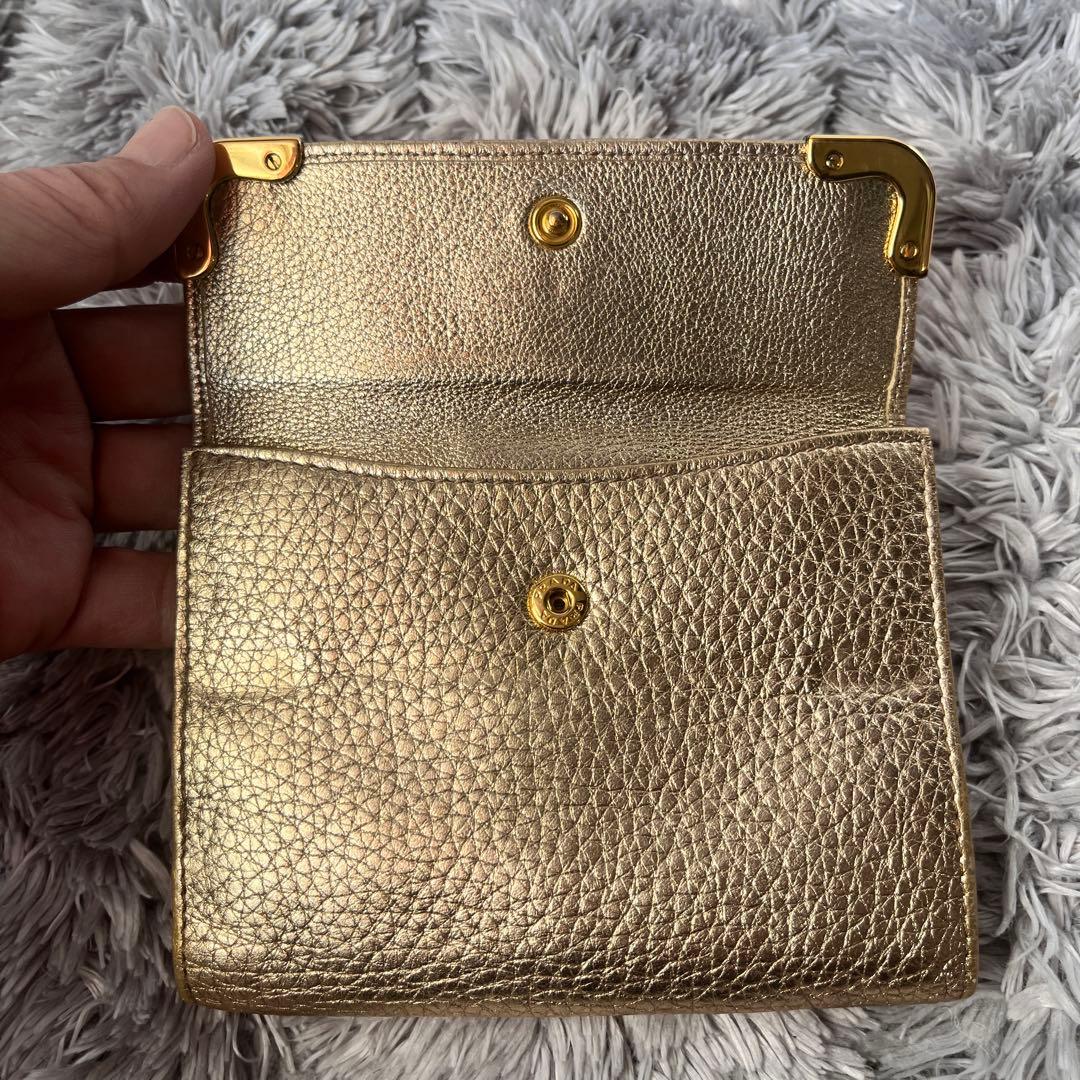 PRADA✨レザー　ゴールドプレート　メタルロゴ折り財布　ゴールド