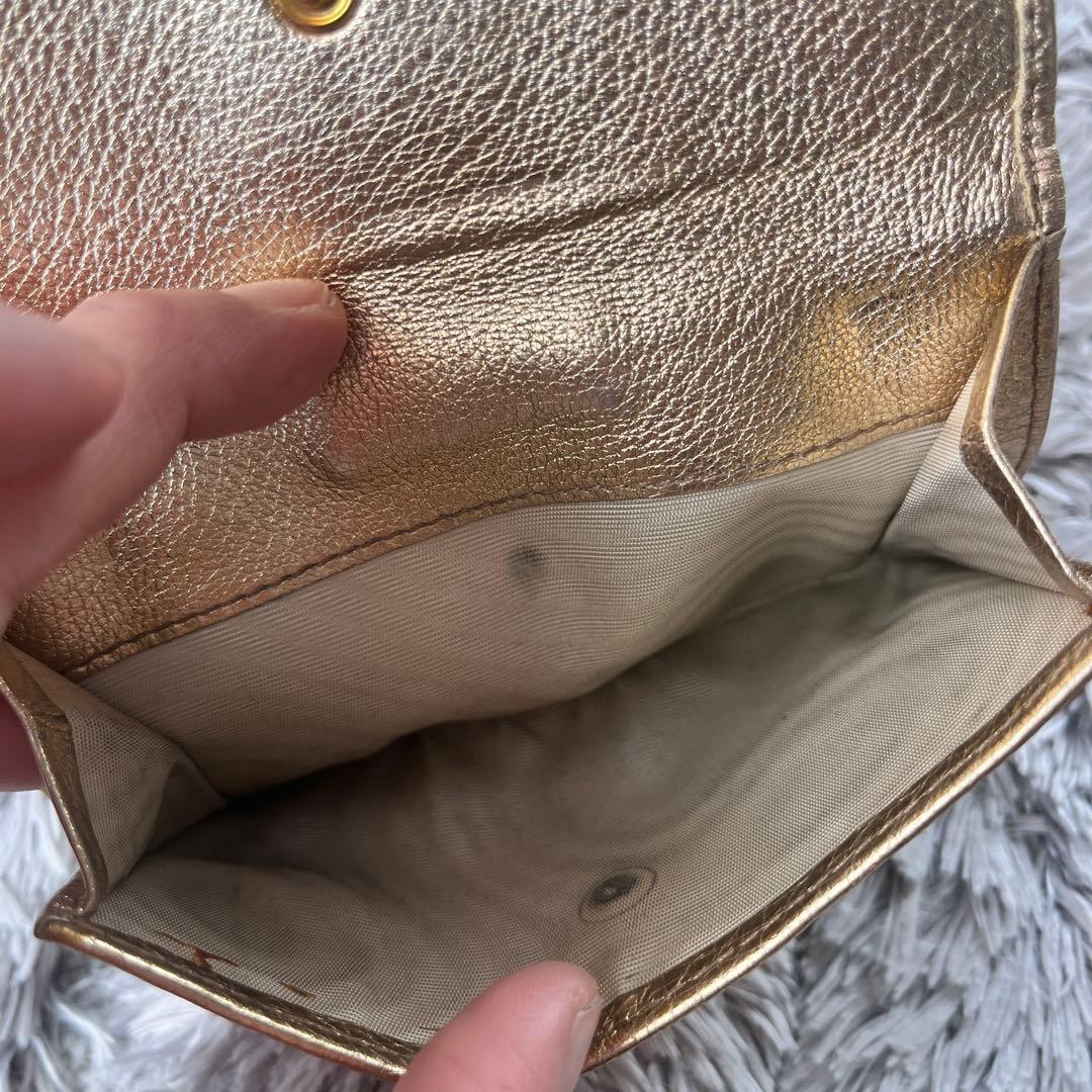 PRADA✨レザー　ゴールドプレート　メタルロゴ折り財布　ゴールド
