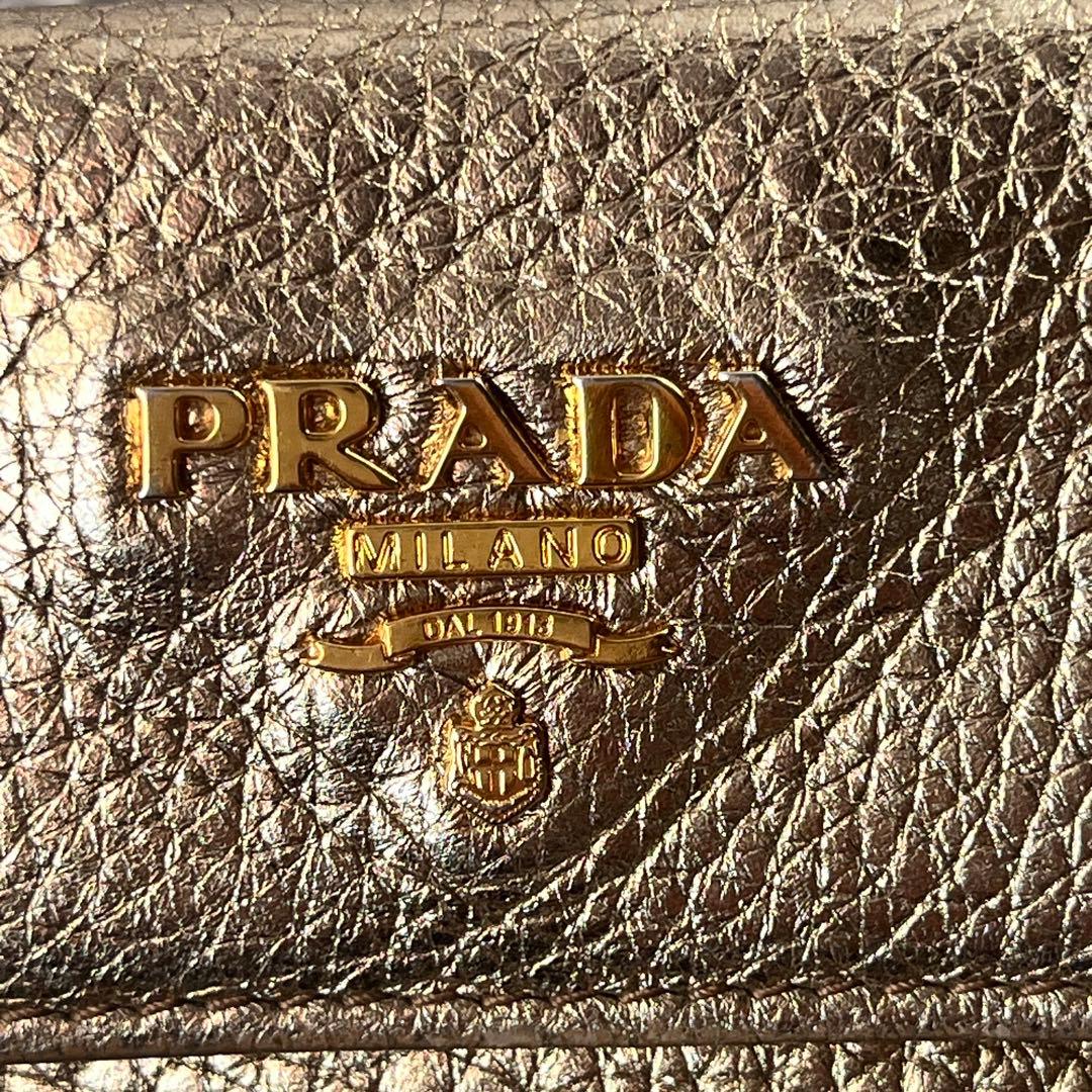 PRADA✨レザー　ゴールドプレート　メタルロゴ折り財布　ゴールド