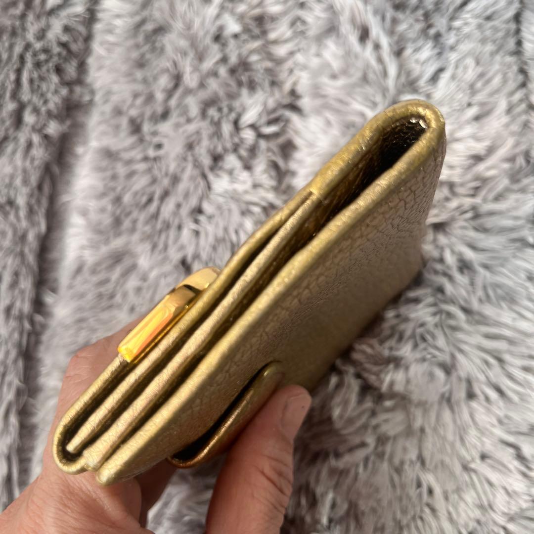 PRADA✨レザー　ゴールドプレート　メタルロゴ折り財布　ゴールド