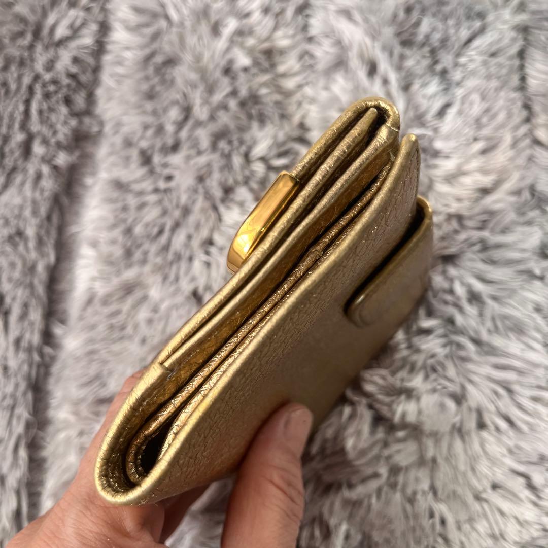 PRADA✨レザー　ゴールドプレート　メタルロゴ折り財布　ゴールド
