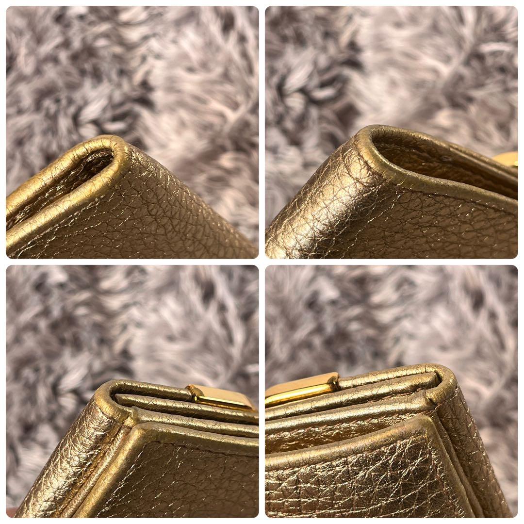 PRADA✨レザー　ゴールドプレート　メタルロゴ折り財布　ゴールド