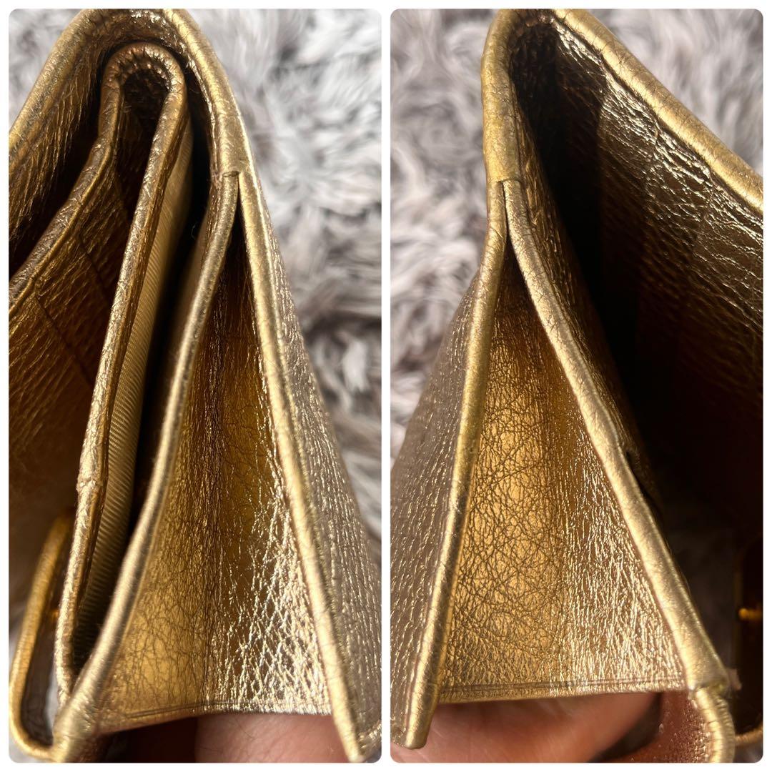 PRADA✨レザー　ゴールドプレート　メタルロゴ折り財布　ゴールド