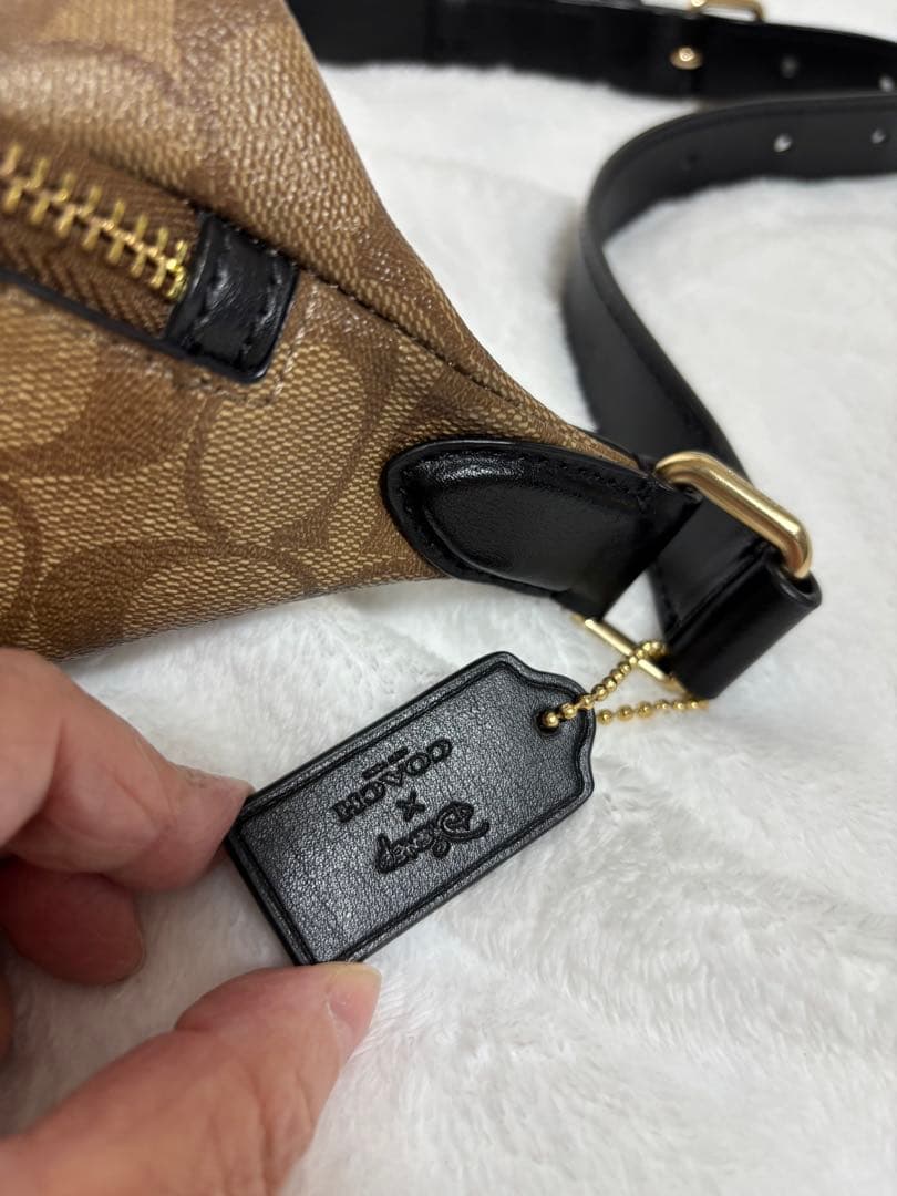 COACH パッチ付きボディバッグ