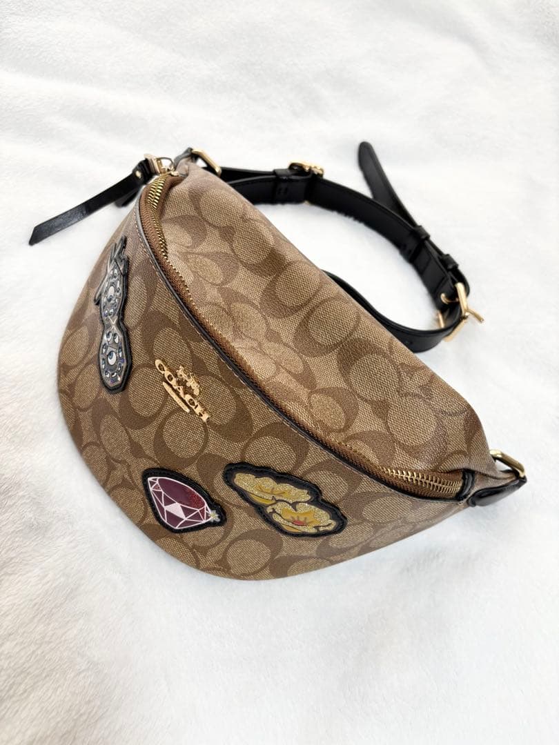 COACH パッチ付きボディバッグ