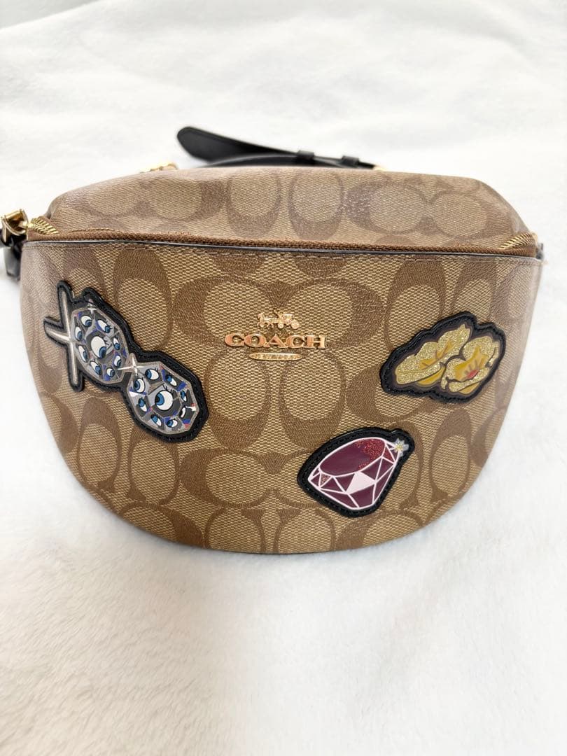 COACH パッチ付きボディバッグ