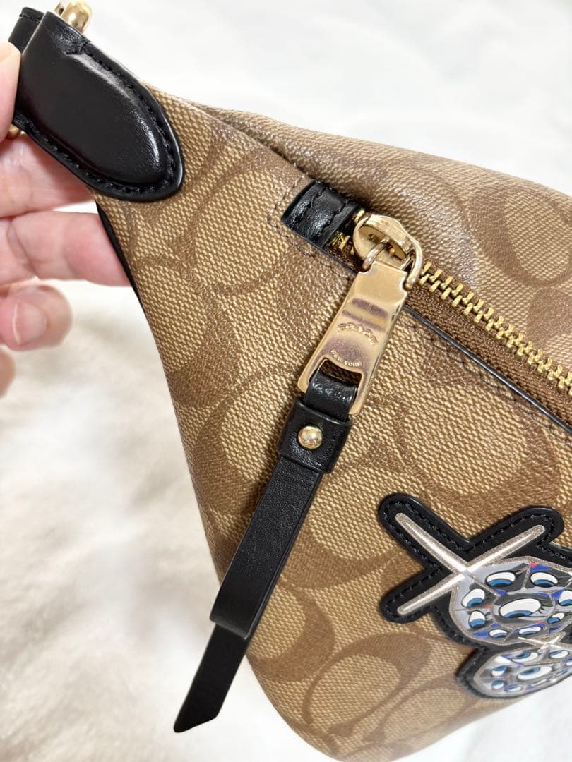 COACH パッチ付きボディバッグ