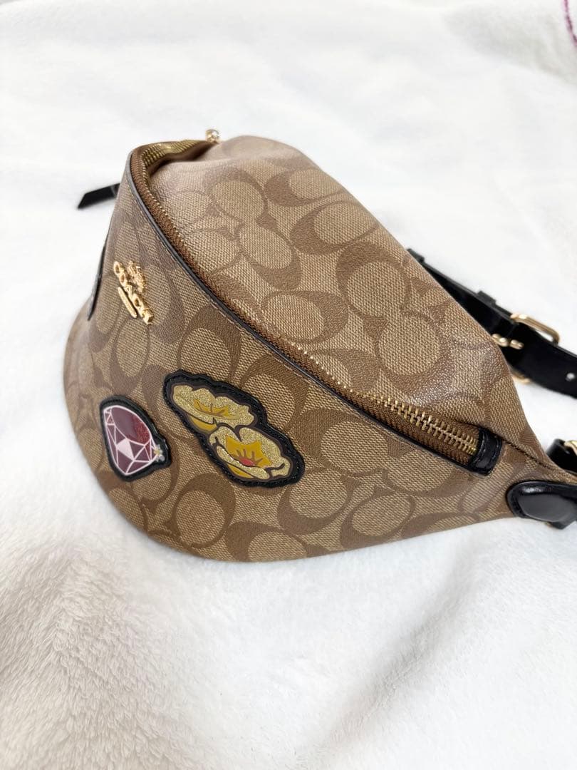 COACH パッチ付きボディバッグ
