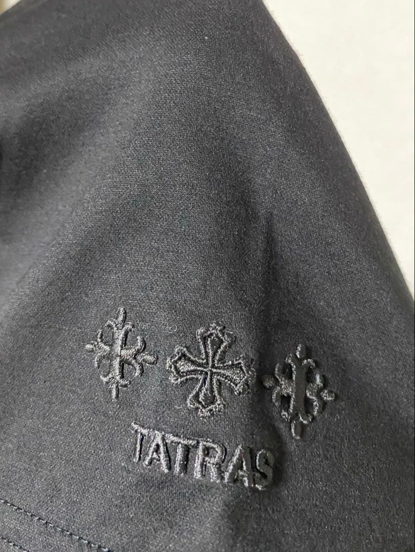 タトラス25ss イニゴ　フロントロゴ クルーネック Tシャツ ブラック1