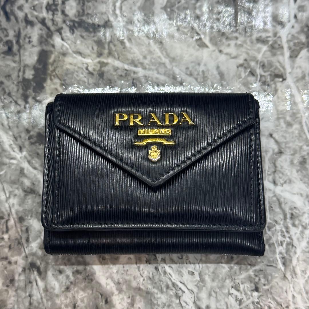 RFID搭載/美品✨プラダ　三つ折り財布　金ロゴ　サフィアーノ　ヴィッテロ 黒