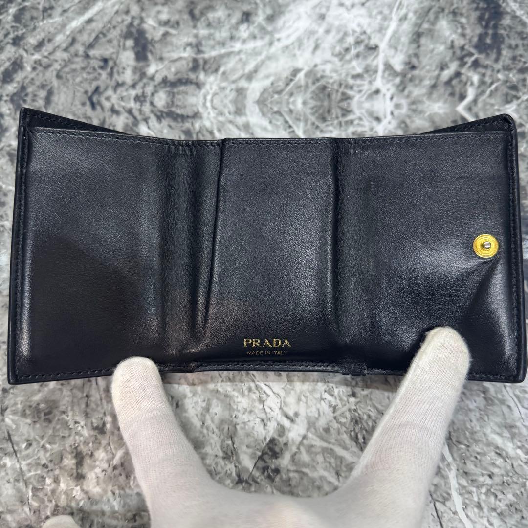 RFID搭載/美品✨プラダ　三つ折り財布　金ロゴ　サフィアーノ　ヴィッテロ 黒