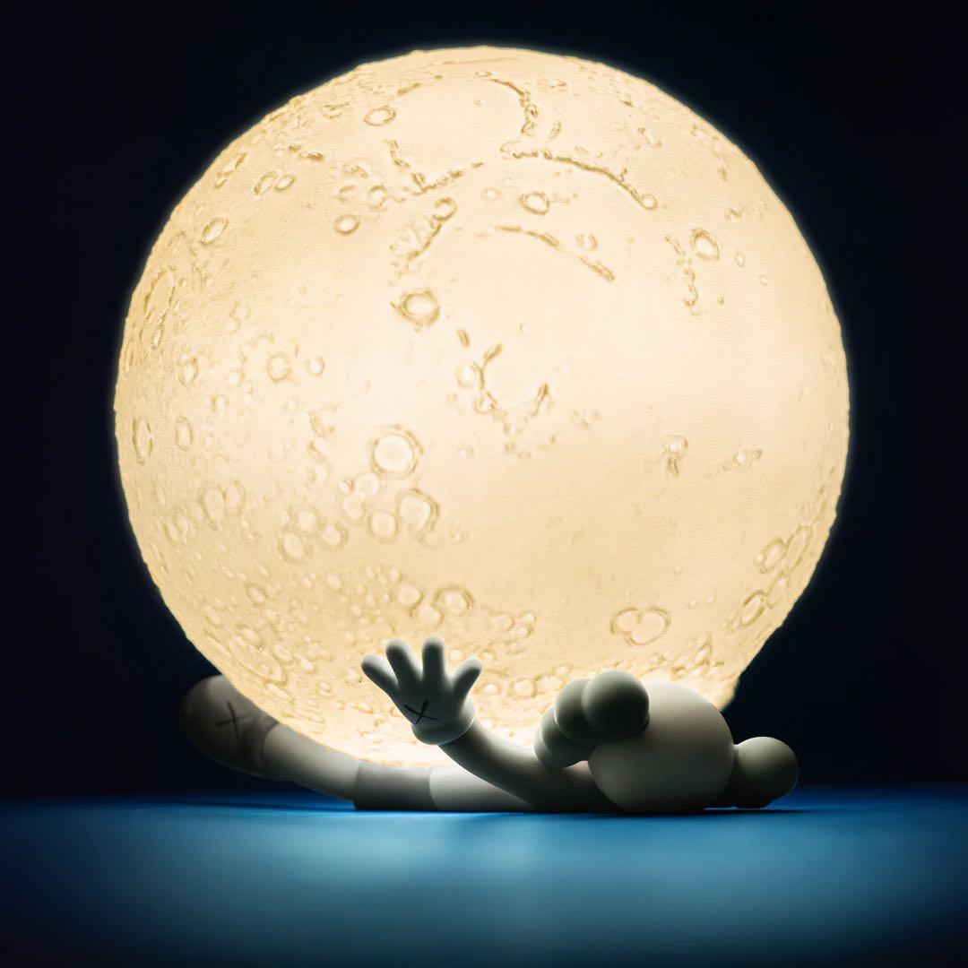 KAWS BIG MOON HOLIDAY ライト　月