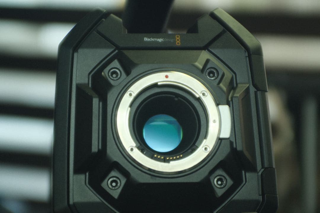 Blackmagic URSA EF本体と付属品