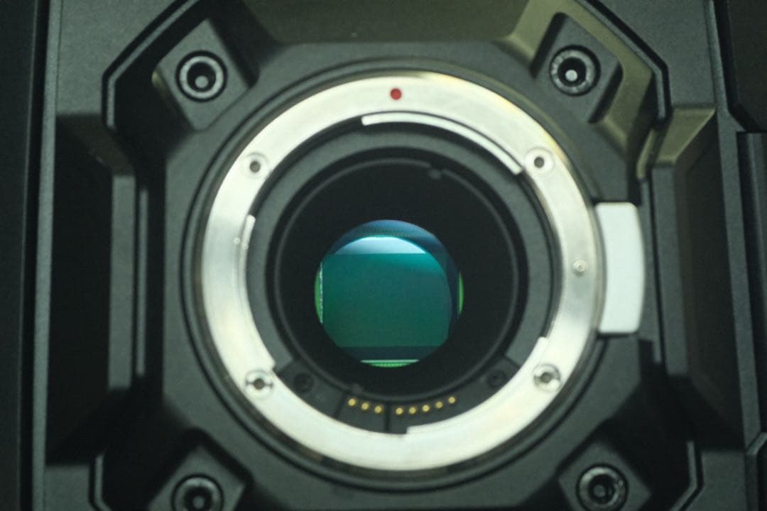 Blackmagic URSA EF本体と付属品