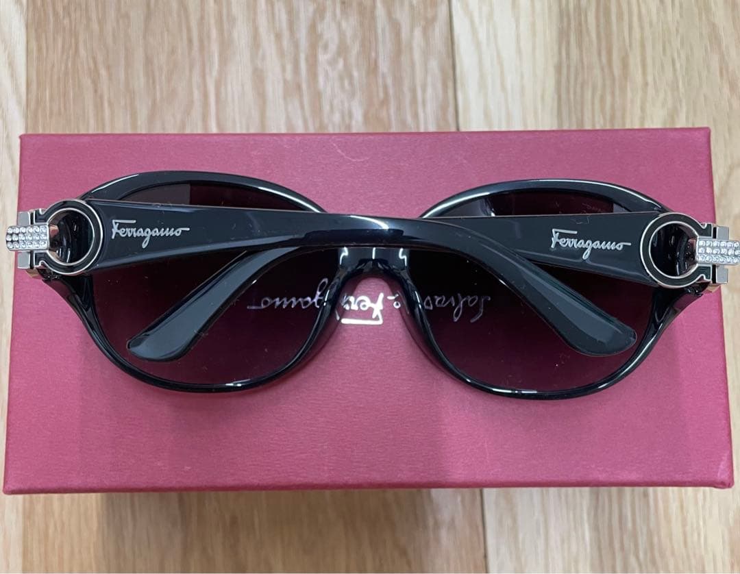Ferragamo ブラック サングラス ケース付き