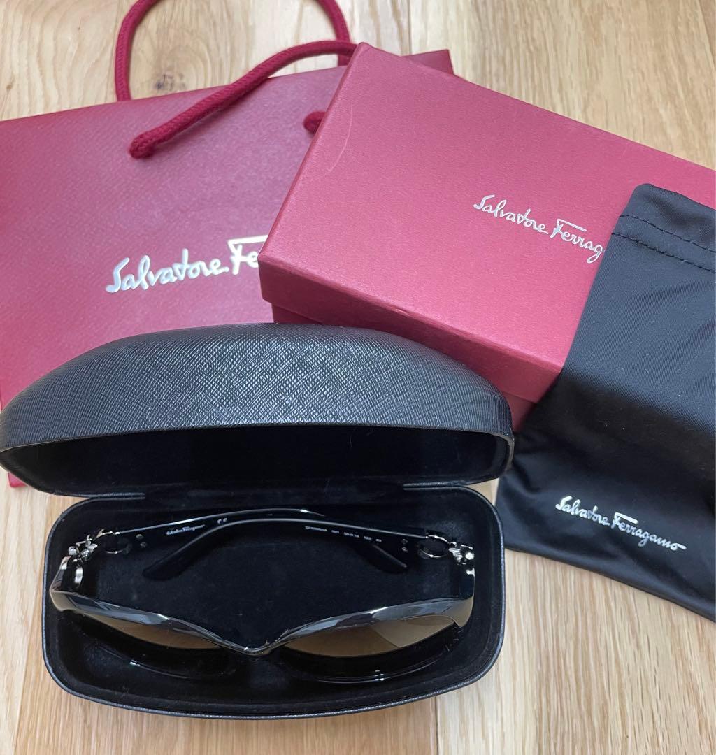 Ferragamo ブラック サングラス ケース付き