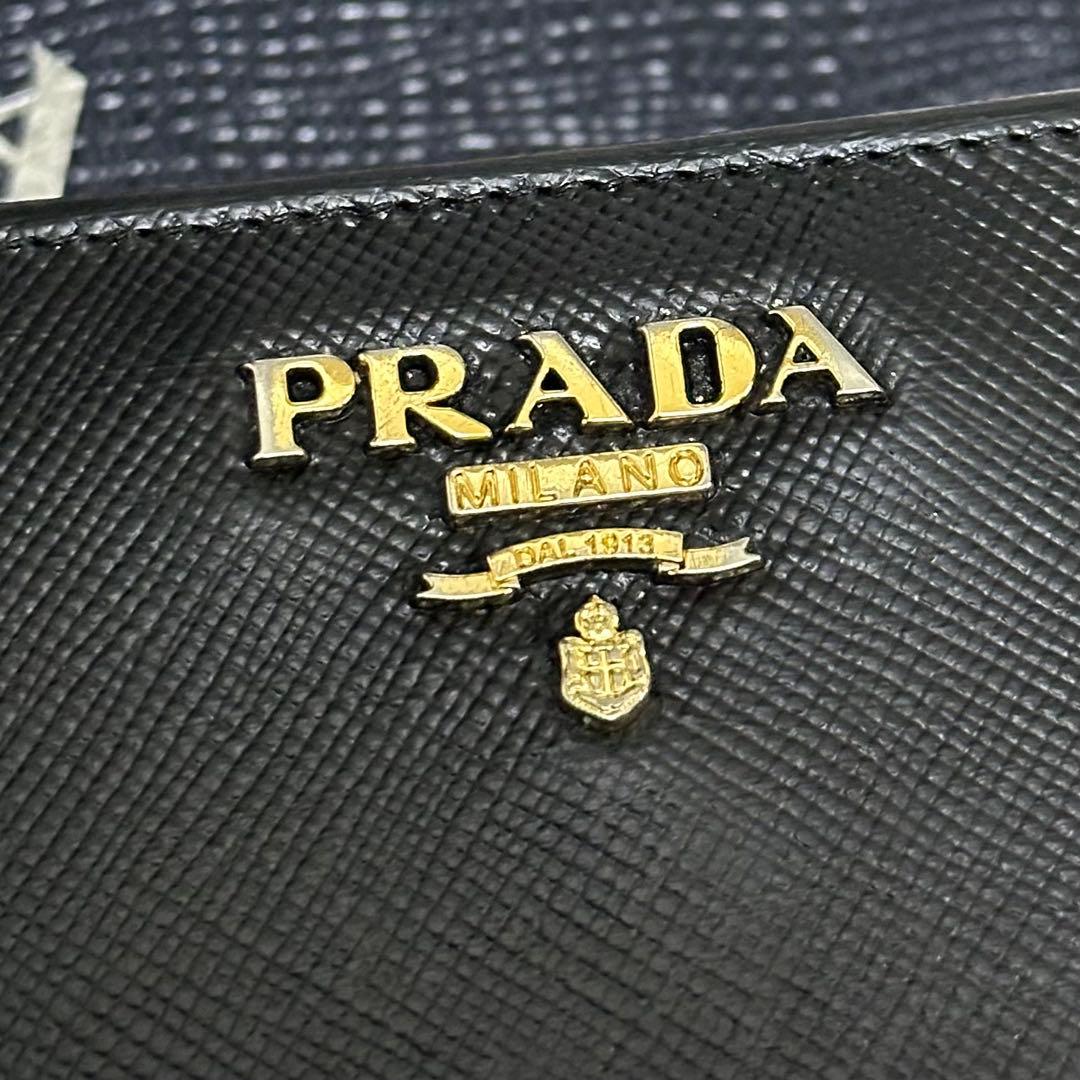 PRADA 折り財布　ゴールドロゴ　ブラック　ラウンドジップ　サフィアーノレザー