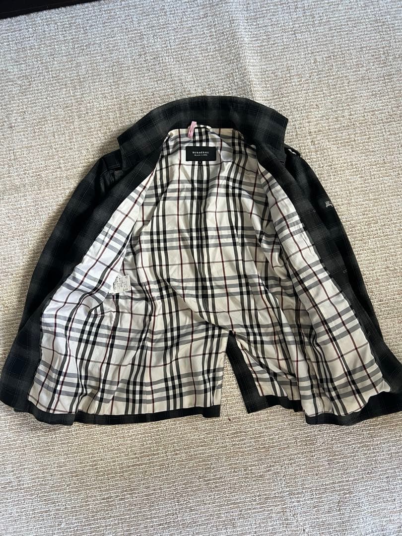 黒とグレーのチェック柄ダッフルコート